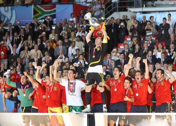 Spanien ist Europameister 2008 - Torwart Iker Casillas (Spanien) hält den Pokal - Fußball Länderspiel Herren EURO 2008, EM, Nationalteam, Nationaltrikot, Finale, Totale Feier, feiern, Meisterfeier Wien Freude, Begeisterung,
