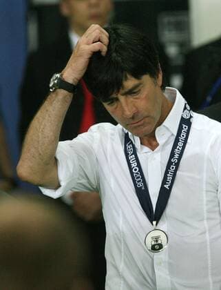 Bundestrainer Joachim Löw (Deutschland) enttäuscht mit seiner Silbermedaille Fußball EM Herren EURO 2008, Länderspiel, Finale, Nationalteam Einzelbild Wien Nachdenklichkeit,