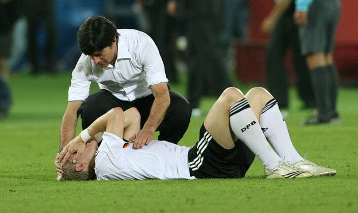 Bundestrainer Joachim Löw tröstet Bastian Schweinsteiger (beide Deutschland) Fußball EM Herren EURO 2008, Länderspiel, Finale, Nationalteam, Nationaltrikot Gruppe Wien Enttäuschung,
