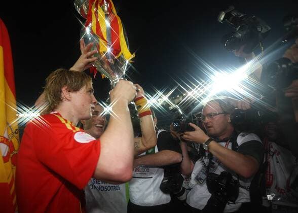 Spanien ist Europameister 2008 - Fernando Torres (li.) präsentiert den Pokal den Fotografen - Fußball EM Herren Euro 2008, Länderspiel, Finale, Nationalmannschaft, Nationaltrikot, Gruppe Wien