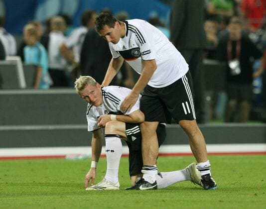 Miroslav Klose tröstet Bastian Schweinsteiger (beide Deutschland) Fußball EM Herren EURO 2008, Länderspiel, Finale, Nationalteam, Nationaltrikot Gruppe Wien Enttäuschung,
