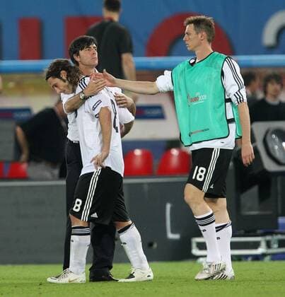Bundestrainer Joachim Löw empfängt Torsten Frings (li.) und Tim Borowski (alle Deutschland) Fußball Länderspiel Herren EURO 2008, EM, Nationalteam, Nationaltrikot, Finale, Gruppe Wien Enttäuschung,