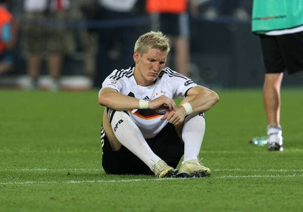 Bastian Schweinsteiger (Deutschland) enttäuscht Fußball Länderspiel Herren EURO 2008, EM, Nationalteam, Nationaltrikot, Finale, Einzelbild Wien Enttäuschung,