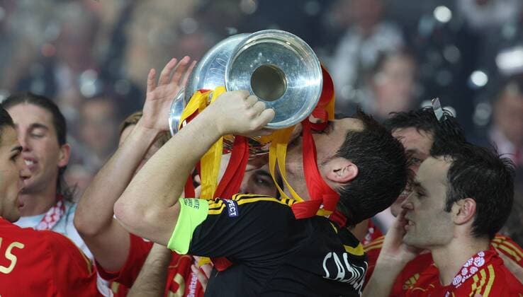 Spanien ist Europameister 2008 - Torwart Iker Casillas küsst die Trophäe Fußball EM Herren Euro 2008, Länderspiel, Finale, Nationalmannschaft, Nationaltrikot, Gruppe Wien Glück Freude,