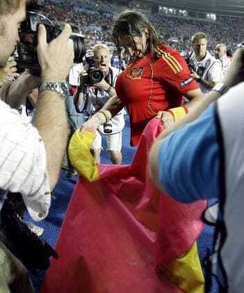 Sergio Ramos (Spanien) hat den Ball unter seinem Trikot versteckt und steht im Blickpunkt der Fotografen -  - NOxONLINExUSE Fußball EM Herren EURO 2008, Länderspiel, Finale, Nationalteam, Nationaltrikot, Europameister Gruppe Wien Freude,