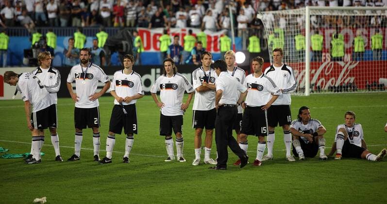 Bundestrainer Joachim Löw und seine Spieler (alle Deutschland) sind nach der Niederlage enttäuscht - Fußball EM Herren EURO 2008, Finale, Nationalteam, Vdig Totale Wien Enttäuschung,