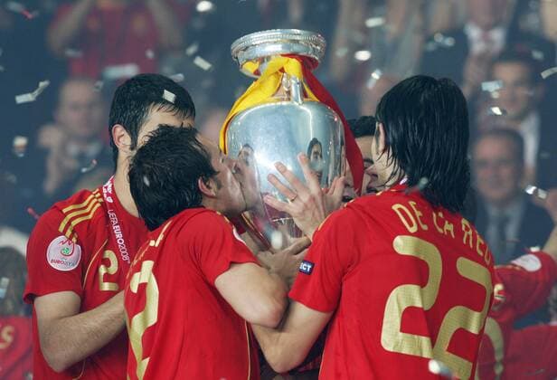 Spanien ist Europameister 2008 - Ruben de la Red (re.) und Santi Cazorla (Mitte) mit der Trophäe Fußball EM Herren Euro 2008, Länderspiel, Finale, Nationalmannschaft, Nationaltrikot, Gruppe Wien Glück Freude, Begeisterung,