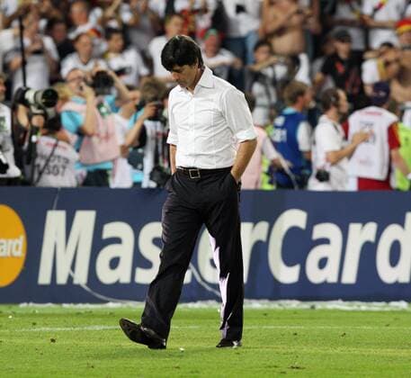 Bundestrainer Joachim Löw (Deutschland) - enttäuschter Abgang nach der Niederlage beim Euro 2008 Finale Fußball EM Herren Euro 2008, Länderspiel, Finale, Nationalmannschaft, Einzelbild Wien Enttäuschung,