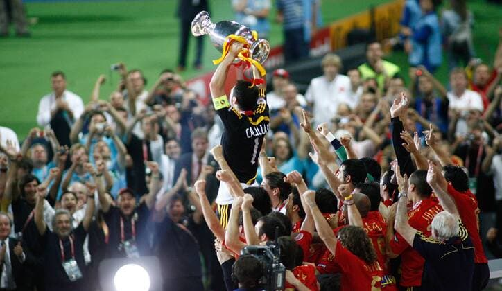 Spanien ist Europameister - Torwart Iker Casillas präsentiert die Trophäe -  Fußball EM Herren EURO 2008, Finale, Nationalteam, Vdig Totale Wien Begeisterung, Freude,