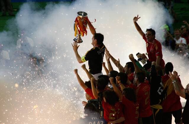 Spanien ist Europameister - Torwart Iker Casillas präsentiert die Trophäe -  Fußball EM Herren EURO 2008, Finale, Nationalteam, Vdig Totale Wien Begeisterung, Freude,
