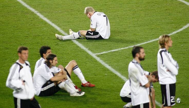 Bastian Schweinsteiger (Deutschland, Mitte) und seine Mitspieler sind enttäuscht nach der Niederlage -  Fußball EM Herren EURO 2008, Finale, Nationalteam, Vdig Gruppe Wien