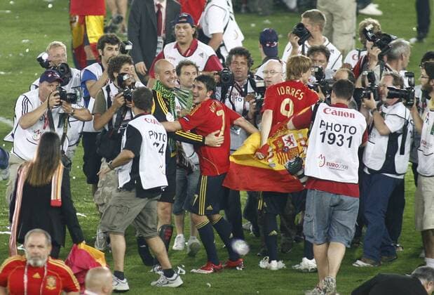 Torschützenkönig David Villa (li.) und Matchwinner Fernando Torres (beide Spanien) feiern sich und die Europameisterschaft -  Fußball EM Herren EURO 2008, Finale, Nationalteam, Vdig Totale Wien Begeisterung, Freude,