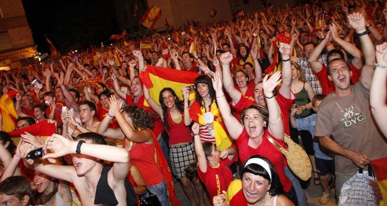 Jubelnde spanische Fans auf den Straßen von Mostoles -  - NOxONLINExUSE Fußball EM Herren EURO 2008, Nationalteam, Finale, Vdig Totale Wien Begeisterung, Freude,
