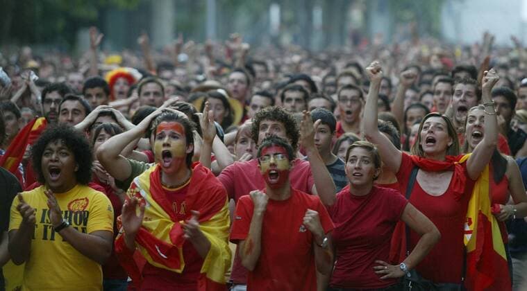 Hoffen und Bangen der spanischen Fans auf der Plaza Zorrilla in Valladolid -  - NOxONLINExUSE Fußball EM Herren EURO 2008, Nationalteam, Finale, Vdig Totale Wien Spannung,