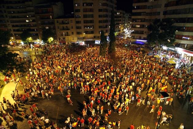 Spanien ist Europameister - Die Fans zieht es überall auf die Straßen wie in Albacete -  - NOxONLINExUSE Fußball EM Herren EURO 2008, Nationalteam, Finale, Vdig Totale Wien Begeisterung, Freude,