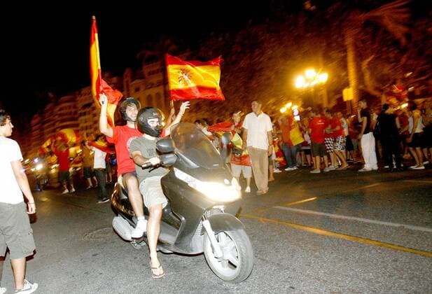 Spanien ist Europameister und die Fans feiern mit einem Autokorso in Valencia -  - NOxONLINExUSE Fußball EM Herren EURO 2008, Nationalteam, Finale, Vdig Totale Wien Begeisterung, Freude,