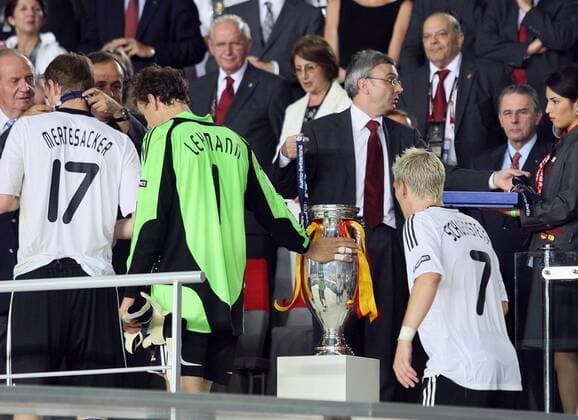 Knapp Vorbei: Torwart Jens Lehmann berührt kurz die Trophäe, mehr war ihm und seinen Kollegen Mertesacker und Schweinsteiger (alle Deutschland) nach der Niederlage in diesem Finale nicht vergönnt Fußball EM Herren EURO 2008, Nationalteam, Finale, Vdig, premiumd Gruppe Wien Enttäuschung