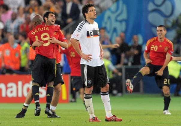 Michael Ballack (Deutschland, Mitte) enttäuscht während Marcos Senna (li.) und Raul Albiol (beide Spanien) jubeln Fußball EM Herren EURO 2008, Länderspiel, Nationalteam, Nationaltrikot, Finale, Deutschland - Spanien 0:1 Gruppe Wien Enttäuschung,
