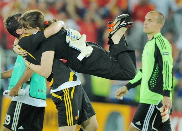 Torwart Iker Casillas (Spanien, li.) jubelt mit Silvia Dorschnerova, Assistentin des spanischen Teams, über den Gewinn der Europameisterschaft 2008, Torwart Robert Enke (Deutschland) schaut enttäuscht zu Fußball EM Herren Euro 2008, Länderspiel, Finale, Nationalmannschaft, Nationaltrikot, Deutschland - Spanien 0:1 Gruppe Wien Freude, Enttäuschung,