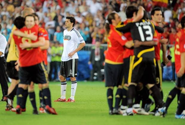 Michael Ballack (Deutschland, Mitte) steht nach dem verlorenem EM Finale 2008 zwischen den jubelnden Spaniern Fußball EM Herren Euro 2008, Länderspiel, Finale, Nationalmannschaft, Nationaltrikot, Deutschland - Spanien 0:1 Totale Wien Freude, Enttäuschung,