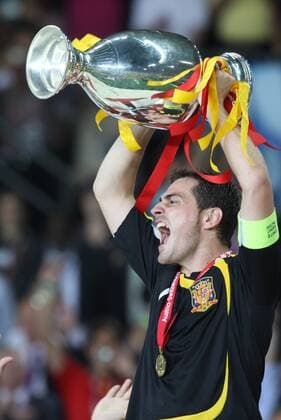 Torwart Iker Casillas (Spanien) präsentiert die Trophäe für den Gewinn der Europameisterschaft 2008 Fußball EM Herren Euro 2008, Länderspiel, Finale, Nationalmannschaft, Nationaltrikot Einzelbild Wien Freude, Begeisterung,