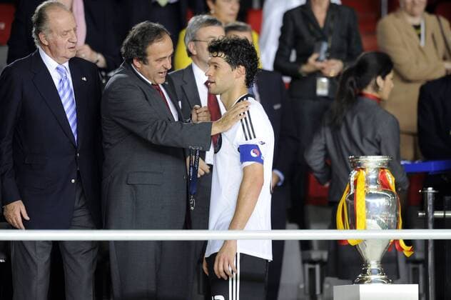 UEFA Präsident Michel Platini (Frankreich, 2. v. li.) und König Juan Carlos von Spanien gratulieren Michael Ballack (Deutschland) zum 2. Platz bei der EM 2008 Fußball EM Herren Euro 2008, Länderspiel, Finale, Nationalmannschaft, Nationaltrikot, Deutschland - Spanien 0:1 Gruppe Wien