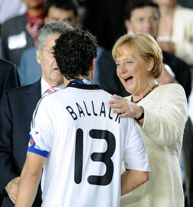 Bundeskanzlerin Angela Merkel und Michael Ballack (beide Deutschland) während der Siegerehrung - Fußball EM Herren Euro 2008, Länderspiel, Nationalteam, Finale, Gruppe Wien Freude,