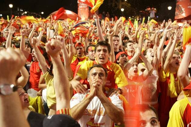 Spanische Fans jubeln ausgelassen beim Public Viewing des EM Finales in Valencia -  - NOxONLINExUSE Fußball EM Herren EURO 2008, Public Viewing, Live Übertragung, Fußballübertragung, Liveübertragung, Länderspiel, Totale Valencia Freude, Begeisterung,