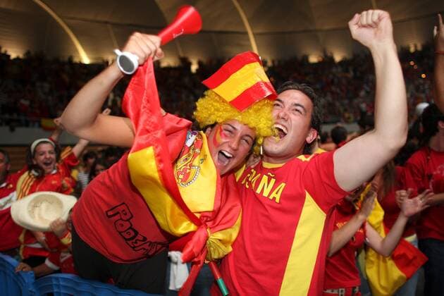 Spanische Fans jubeln ausgelassen beim Public Viewing des EM Finales in Santander -  - NOxONLINExUSE Fußball EM Herren EURO 2008, Public Viewing, Live Übertragung, Fußballübertragung, Liveübertragung, Länderspiel, Gruppe Santander Freude, Begeisterung,