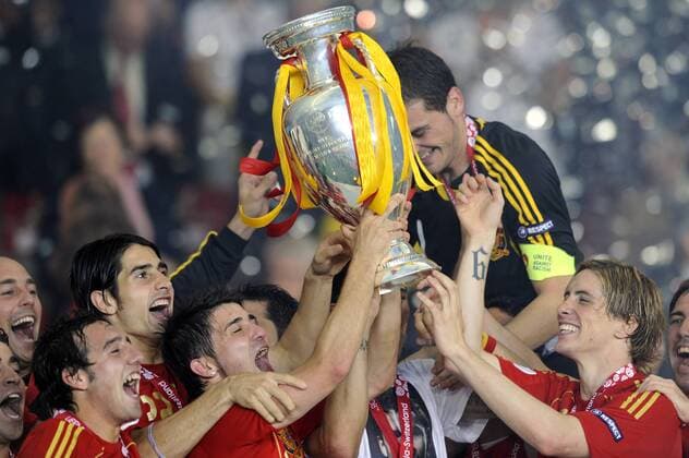 Spanien präsentiert die Trophäe für den Gewinn der EM 2008, v. re.: Fernando Torres, Torwart Iker Casillas, David Villa, Ruben de la Red und Santi Cazorla Fußball EM Herren Euro 2008, Länderspiel, Finale, Nationalmannschaft, Nationaltrikot Gruppe Wien Freude,