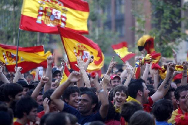 Spanische Fans beim Public Viewing des EM Finales 2008 in Barcelona -  - NOxONLINExUSE Fußball EM Herren EURO 2008, Public Viewing, Live Übertragung, Fußballübertragung, Liveübertragung, Länderspiel, Totale Barcelona Freude,