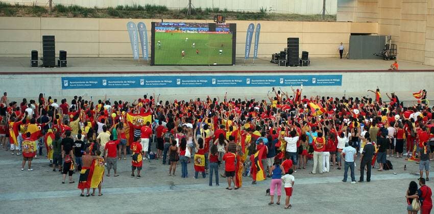 Spanische Fans beim Public Viewing des EM Finales 2008 in Malaga -  - NOxONLINExUSE Fußball EM Herren EURO 2008, Public Viewing, Live Übertragung, Fußballübertragung, Liveübertragung, Länderspiel, Totale Malaga