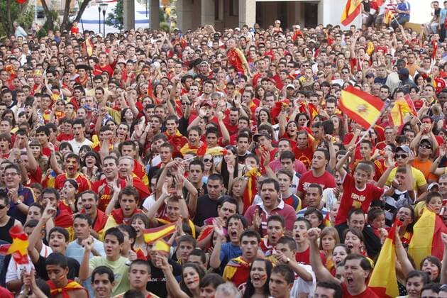Spanische Fans beim Public Viewing des EM Finales 2008 in Mostoles -  - NOxONLINExUSE Fußball EM Herren EURO 2008, Public Viewing, Live Übertragung, Fußballübertragung, Liveübertragung, Länderspiel, Totale Mostoles Masse,