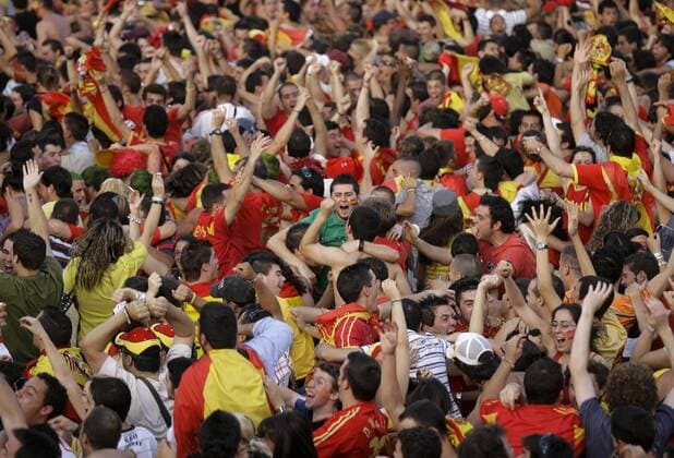 Spanische Fans beim Public Viewing des EM Finales 2008 in Sevilla -  - NOxONLINExUSE Fußball EM Herren EURO 2008, Public Viewing, Live Übertragung, Fußballübertragung, Liveübertragung, Länderspiel, Totale Sevilla Freude, Begeisterung,
