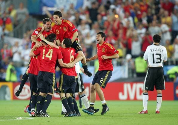 Spanien jubelt über den Gewinn der EM 2008, daneben: Michael Ballack (Deutschland) enttäuscht Fußball EM Herren Euro 2008, Länderspiel, Finale, Nationalmannschaft, Nationaltrikot, Deutschland - Spanien 0:1 Totale Wien Freude, Enttäuschung,