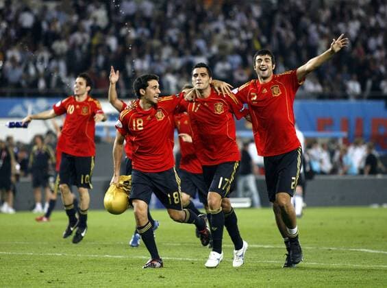 Daniel Güiza (Mitte), Raul Albiol (re.) und Alvaro Arbeloa (alle Spanien) jubeln über den Gewinn der EM 2008 -  Fußball EM Herren Euro 2008, Länderspiel, Finale, Nationalmannschaft, Nationaltrikot Gruppe Wien Freude,