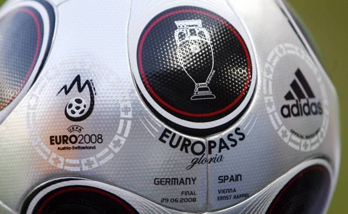 Adidas Europass Gloria - Offizieller Spielball des EM Finales zwischen Deutschland und Spanien am 29.06.08 in Wien Fußball EM Herren Euro 2008, Länderspiel, Nationalteam, Finale, Deutschland - Spanien 0:1 Einzelbild Wien