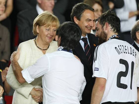 Bundeskanzlerin Dr. Angela Merkel (CDU) tröstet Bundestrainer Joachim Löw nach verlorenem EM Finale, re. Christoph Metzelder (alle Deutschland), und Ministerpräsident Jose Luis Zapatero (Spanien) Fußball EM Herren EURO 2008, Länderspiel, Finale Nationalmannschaft, Nationaltrikot Gruppe Wien