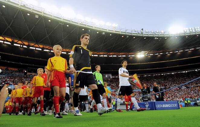 Einmarsch zum EM Finale 2008 angeführt von Torwart Iker Casillas (li.) und Michael Ballack (Deutschland, re.) Fußball EM Herren EURO 2008, Länderspiel, Finale, Nationalteam, Nationaltrikot, Deutschland - Spanien 0:1 Totale Wien