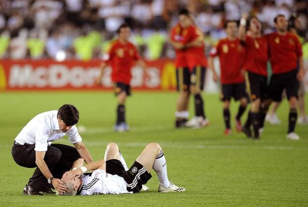 Bundestrainer Joachim Löw (li.) tröstet Bastian Schweinsteiger (beide Deutschland) derweil Spanien jubelt -  Fußball EM Herren Euro 2008, Länderspiel, Nationalmannschaft, Finale Totale Wien Enttäuschung, Verzweiflung,