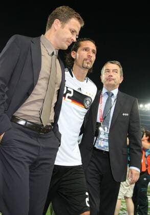 Deutschland enttäuscht nach verlorenem EM Finale - V.li. Teammanager Oliver Bierhoff, Kevin Kuranyi, DFB Generalsekretär Wolfgang Niersbach Fußball EM Herren EURO 2008, Länderspiel, Finale Nationalmannschaft, Nationaltrikot Gruppe Wien