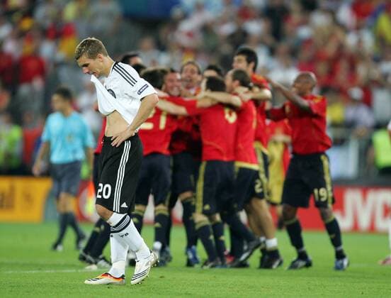 Lukas Podolski (Deutschland) enttäuscht während Spanien den EM Titel 2008 feiert Fußball EM Herren Euro 2008, Länderspiel, Nationalmannschaft, Nationaltrikot, Finale Gruppe Wien Enttäuschung,