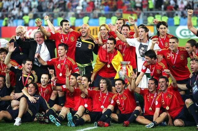 Spanien ist Europameister 2008, hi.v.li.: Nationaltrainer Luis Aragones, x, Raul Albiol, Torwart Jose Manuel Reina, Fernando Torres, Daniel Güiza, Carlos Marchena, Joan Capdevila, Sergio Ramos, David Villa,... - (pan26665) Fußball EM Herren EURO 2008, Länderspiel, Nationalteam, Nationaltrikot, Finale, Sieg Sieger Siegesjubel Pokal Trophäe Totale Schlussjubel, Jubel, Pepe, Siegerfoto Wien Freude,