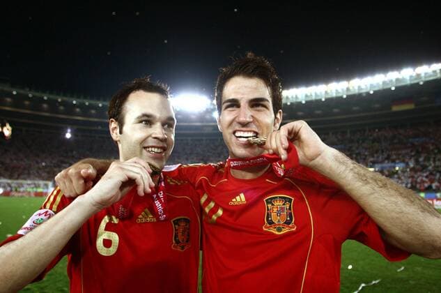 Andres Iniesta (li.) und Cesc Fabregas beißen auf die Medaillen - Spanien ist Europameister 2008 -  (pan26665) Fußball EM Herren EURO 2008, Länderspiel, Nationalteam, Finale, Nationaltrikot, Gruppe Wien Freude,
