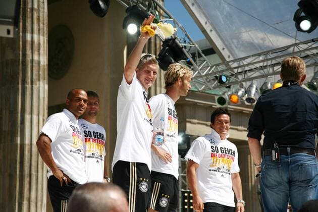 Abschlussfest der Euro 2008 - Bastian Schweinsteiger (Mitte), Simon Rolfes (2.v.re.), David Odonkor (li.), Thomas Hitzlsperger (2.v.li.) und Piotr Trochowski (alle Deutschland) beim Empfang auf der Berliner Fanmeile Fußball EM Herren Euro 2008, Nationalteam, Empfang, Fanmeile, Fan Meile, Fanfest, Fan Fest, Party, Gruppe Berlin Freude,