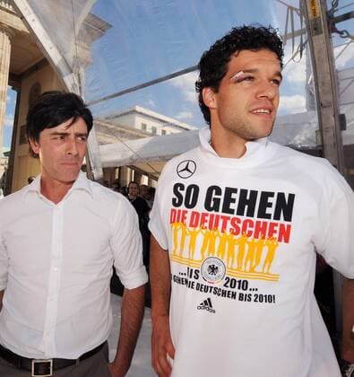 Abschlussfest der Euro 2008 - Michael Ballack und Bundestrainer Joachim Löw (beide Deutschland) beim Empfang auf der Berliner Fanmeile - So gehen die Deutschen...bis 2010... Fußball EM Herren Euro 2008, Nationalteam, Fanmeile, Fan Meile, Fanfest, Fan Fest, Party, Empfang, Abschlussfeier Gruppe Berlin