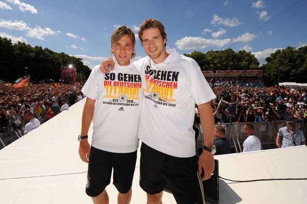 Abschlussfest der Euro 2008 - Arne Friedrich (re.) und Clemens Fritz (beide Deutschland) beim Empfang auf der Berliner Fanmeile - So gehen die Deutschen...bis 2010... Fußball EM Herren Euro 2008, Nationalteam, Fanmeile, Fan Meile, Fanfest, Fan Fest, Party, Empfang, Abschlussfeier Gruppe Berlin