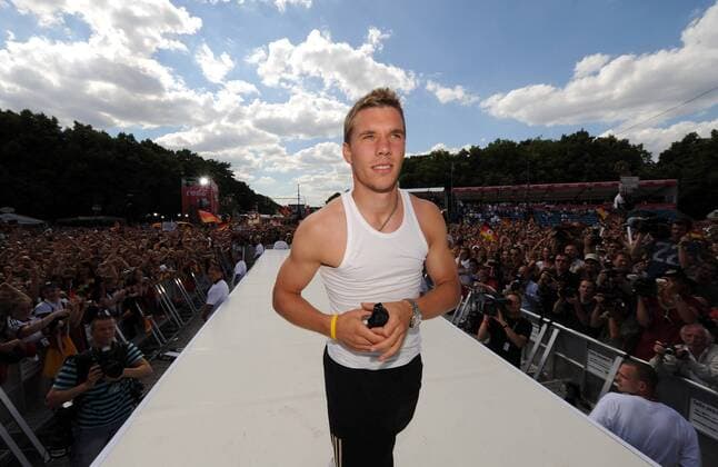 Abschlussfest der Euro 2008 - Lukas Podolski (Deutschland) beim Empfang auf der Berliner Fanmeile Fußball EM Herren Euro 2008, Nationalteam, Fanmeile, Fan Meile, Fanfest, Fan Fest, Party, Empfang, Abschlussfeier Einzelbild Berlin