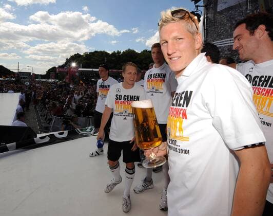 Abschlussfest der Euro 2008 - Bastian Schweinsteiger (vorn) und ARD Moderator Oliver Pocher (beide Deutschland) beim Empfang auf der Berliner Fanmeile Fußball EM Herren Euro 2008, Nationalteam, Fanmeile, Fan Meile, Fanfest, Fan Fest, Party, Empfang, Abschlussfeier Gruppe Berlin