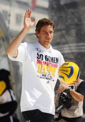 Abschlussfest der Euro 2008 - Arne Friedrich (Deutschland) beim Empfang auf der Berliner Fanmeile Fußball EM Herren Euro 2008, Nationalteam, Fanmeile, Fan Meile, Fanfest, Fan Fest, Party, Empfang, Abschlussfeier Einzelbild Berlin